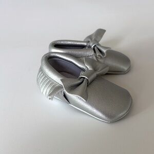 Romirus Baby Moccasins in Silver Metallic w/Bows & Fringe Photoshoots Size 2